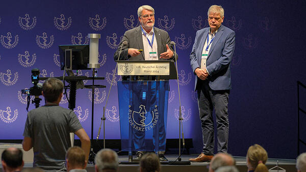 Prof. Dr. Henrik Herrmann und Dr. Johannes Albert Gehle stehen am Rednerpult